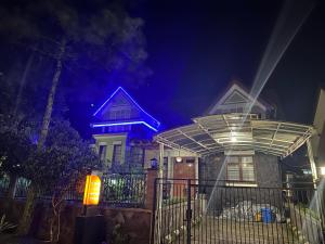 Eton Asia Kota Bunga Villas في بونشاك: منزل به ضوء أزرق في الليل