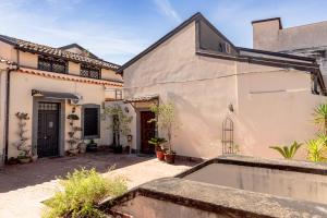 una vista esterna di una casa con piscina di MonteVergine Domus a Catania