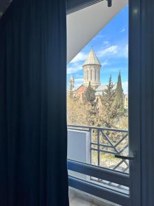 una finestra con vista su un edificio di Hotel Lile a Tbilisi City