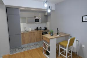 斯科普里Skopje CityNest Apartment的带柜台、桌子和椅子的厨房