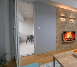 斯科普里Skopje CityNest Apartment的带壁炉的客厅内的镜子