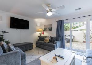 sala de estar con 2 sofás y TV en 33 Tanglewood, en Hilton Head Island