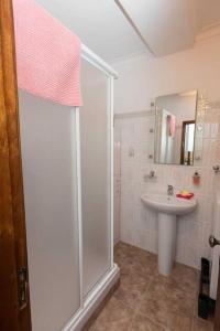 a bathroom with a shower and a sink at Casa 'Saudade' in Moura