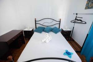 Un dormitorio con una cama con un osito de peluche. en Casa 'Saudade' en Moura