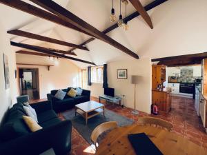 Ruang duduk di Little Owl Cottage