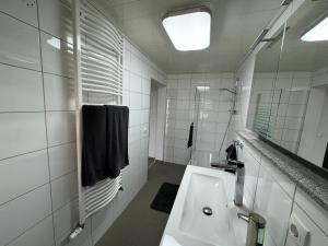 SchollbrunnにあるFerientraum in Schollbrunnの洗面台と鏡のある白いバスルーム +13枚の写真