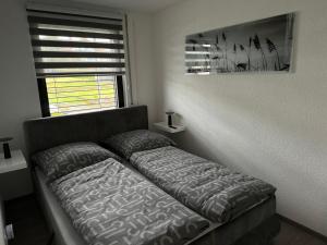 SchollbrunnにあるFerientraum in Schollbrunnの窓のある部屋(ソファ付)