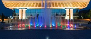 アルマトイにあるNadezhda Apartments in touristic area, on the Dostyk avenue 89の噴水のある大きな建物