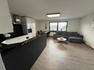 SchollbrunnにあるFerientraum in Schollbrunnの広いリビングルーム(ソファ付)、キッチンが備わります。