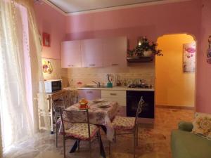 Una cocina con una mesa y sillas en una habitación. en Siculiana Marina - oasi wwf, en Siculiana Marina