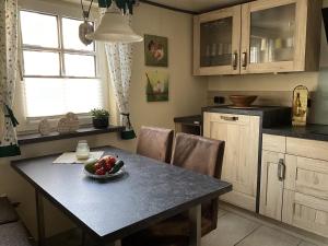 eine Küche mit einem Tisch und einer Obstschale darauf in der Unterkunft Urig, gemütliches Fachwerkhaus in Korbach