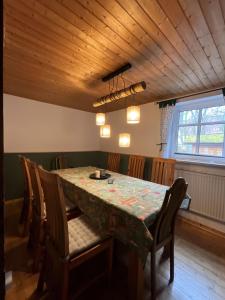 a dining room with a table and chairs and a window at Urig, gemütliches Fachwerkhaus in Korbach