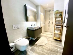 uma casa de banho com um WC e um lavatório em GLAD Spot: Zurich - Central - Design - Netflix em Zürich