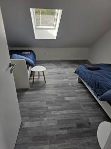 - une chambre avec un lit et une fenêtre dans l'établissement Apartment Weikersheim II, à Weikersheim