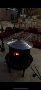 eine Feuerstelle in einem Zimmer mit einem Teppich in der Unterkunft Michael Hotel in Ad Dimnah