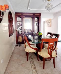 a dining room with a glass table and chairs at Hermosa casa en Bucaramanga in Bucaramanga