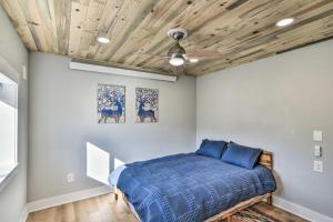 1 dormitorio con cama y techo de madera en The Easter House, en Buena Vista