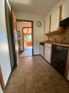 代堡Charming apartment with great view的厨房铺有瓷砖地板,配有炉灶。