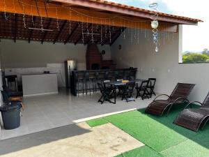 Un patio o zona al aire libre en Casa de campo, piscina climatizada Próx a feira de malhas em Socorro SP