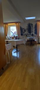 ein großes Wohnzimmer mit einem Tisch und Stühlen in der Unterkunft Hotel Aits garni in Nordenham