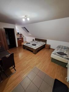 een grote kamer met 2 bedden en een tafel bij Apartmany Star in Liptovský Mikuláš