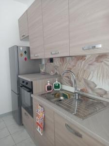 eine Küche mit einer Spüle und einem Kühlschrank in der Unterkunft La Dimora di Ketty in Scicli