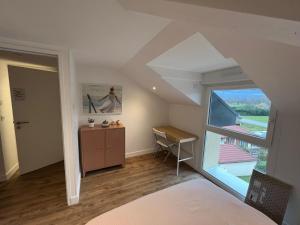 sypialnia z łóżkiem, oknem i biurkiem w obiekcie Joli appartement 10min ST et Soitec 5 min du touvet w mieście La Terrasse