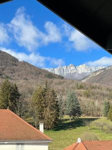 uma vista para as montanhas a partir de uma casa em Joli appartement 10min ST et Soitec 5 min du touvet em La Terrasse