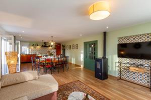 a living room with a table and a dining room at A Casa da Carminha, Ribeira Sacra in Pereiro de Aguiar