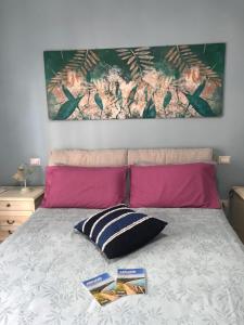 - une chambre avec un lit et 2 livres dans l'établissement Casa Vacanze La Carezza, à Montesilvano
