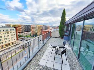 Turnau City Aparthotel的阳台或露台