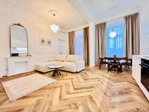 Apartamenty Lubin - Noclegi Lubin في لوبين: غرفة معيشة مع أريكة وطاولة