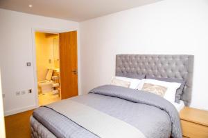 מיטה או מיטות בחדר ב-Luxury Apartment+Secure Parking