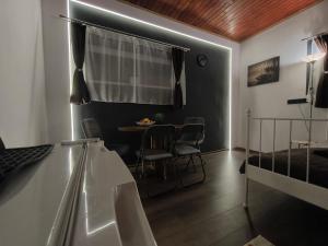 sala de estar con mesa y sillas en una habitación en Morrison Apartments en Miercurea-Ciuc