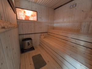 una sauna in legno vuota con una finestra di morrison apartments a Miercurea-Ciuc