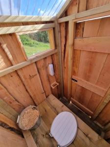 einen Blick über eine Toilette in einer Holzhütte in der Unterkunft Trevena Cross Bell Tent in Helston
