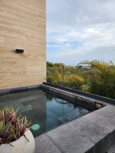 トゥルムにあるPenthouse Mannaz - Priv Pool! - 2brの家の真ん中にあるプール