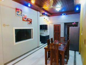 TV a/nebo společenská místnost v ubytování Rajeevan Garden Guest House