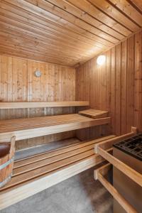 a sauna with wooden walls and benches in a room at Luxury Maisonette - GOLF - SAUNA - bis 7 Pers - Klimaanlage - Parkplatz - Premium Wanderwege - Radwege in Sankt Wendel