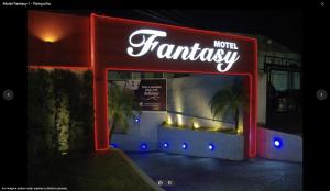 um sinal de néon para um restaurante de fast food em Motel Fantasy 1 em Belo Horizonte