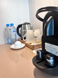 2H Hotel في وهران: وجود آلة صنع القهوة على رأس طاولة