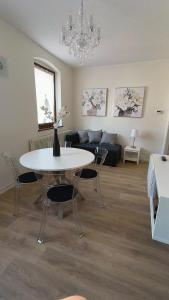 - un salon avec une table et un canapé dans l'établissement Sottocastello 1, à Gorizia