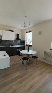 - une cuisine avec une table et des chaises dans la chambre dans l'établissement Sottocastello 1, à Gorizia