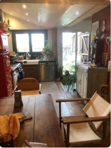 eine Küche mit einem Holztisch im Zimmer in der Unterkunft Maison avec terrasse-jardin proche métro in Montreuil