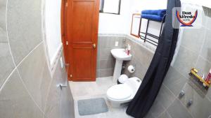a small bathroom with a toilet and a sink at SIQUEIROS HABITACIÓN in Guanajuato