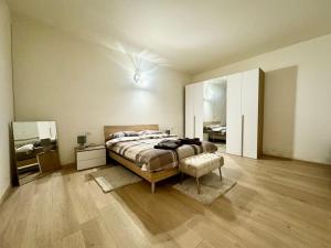 um quarto grande com uma cama e um espelho em Lion Home - Appartamento piano terra in piazza em Faenza