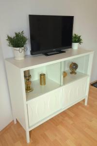 - un centre de divertissement blanc avec une télévision en haut dans l'établissement Apartman Lopar Crikvenica, à Crikvenica