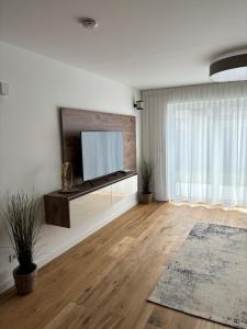 TV a/nebo společenská místnost v ubytování Ferienwohnung Ostsee am Meer in Lütjenburg