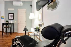 a living room with a bike parked in a room at Quiet Night Affittacamere La Spezia in La Spezia