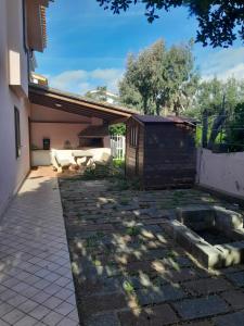 een achtertuin met een stenen loopbrug naast een huis bij Villa Rosa in Santa Caterina